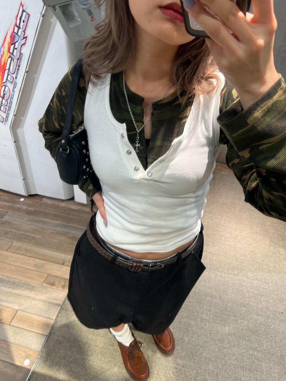 グリーン系のカーディガン/ボレロ、ホワイト系のタンクトップ、ブラック系のその他パンツを着用したレディースの秋コーディネートの2枚目の写真