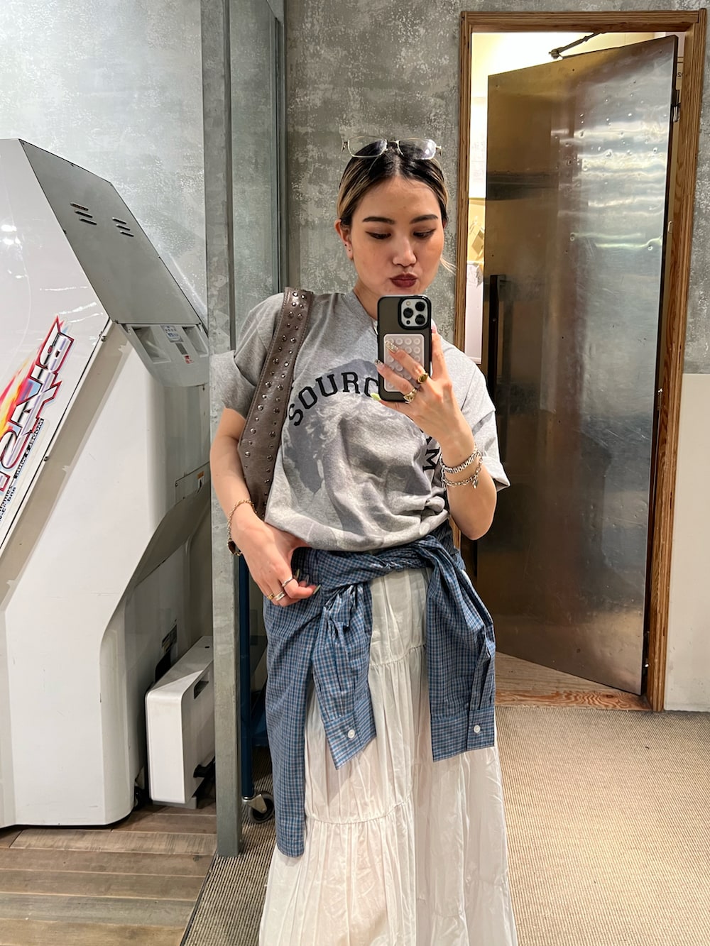 ホワイト系のスカート、ブルー系のシャツ/ブラウス、グレー系のTシャツ/カットソーを着用したレディースの春コーディネートの3枚目の写真