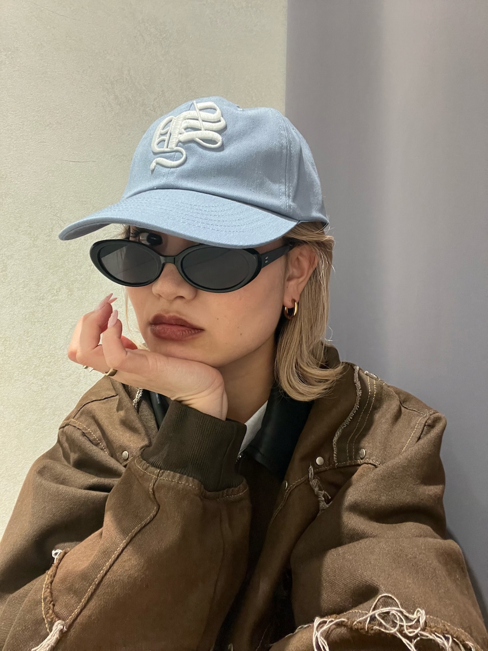 ブラック系のブーツ、グレー系のスウェット、グレー系のその他パンツを着用したレディースの春コーディネートの4枚目の写真