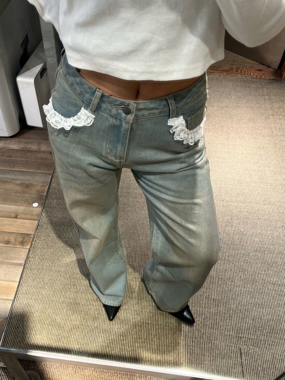 ブルー系のデニムパンツ、ホワイト系のTシャツ/カットソー、ブラック系のショルダーバッグを着用したレディースの春コーディネートの4枚目の写真