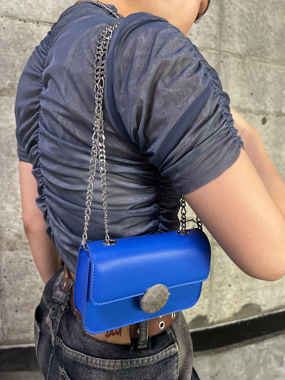 ブルー系のTシャツ/カットソー、ブルー系のデニムパンツを着用したレディースの夏コーディネートの4枚目の写真