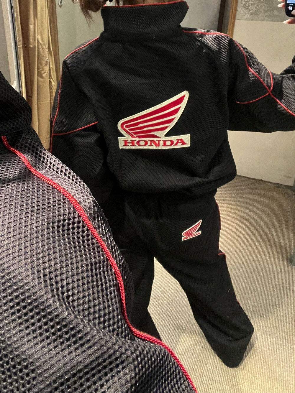 ブラック系のその他パンツ、ブラック系のその他アウターを着用したレディースの冬コーディネートの2枚目の写真