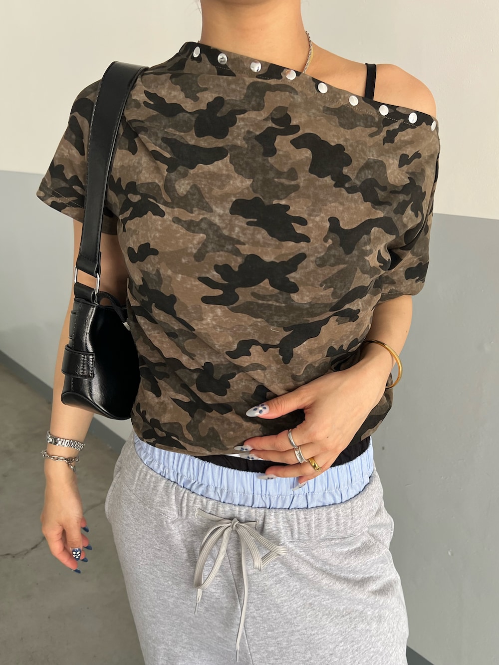 グリーン系のTシャツ/カットソー、グレー系のその他パンツ、ブラウン系のショルダーバッグを着用したレディースの夏コーディネートの3枚目の写真