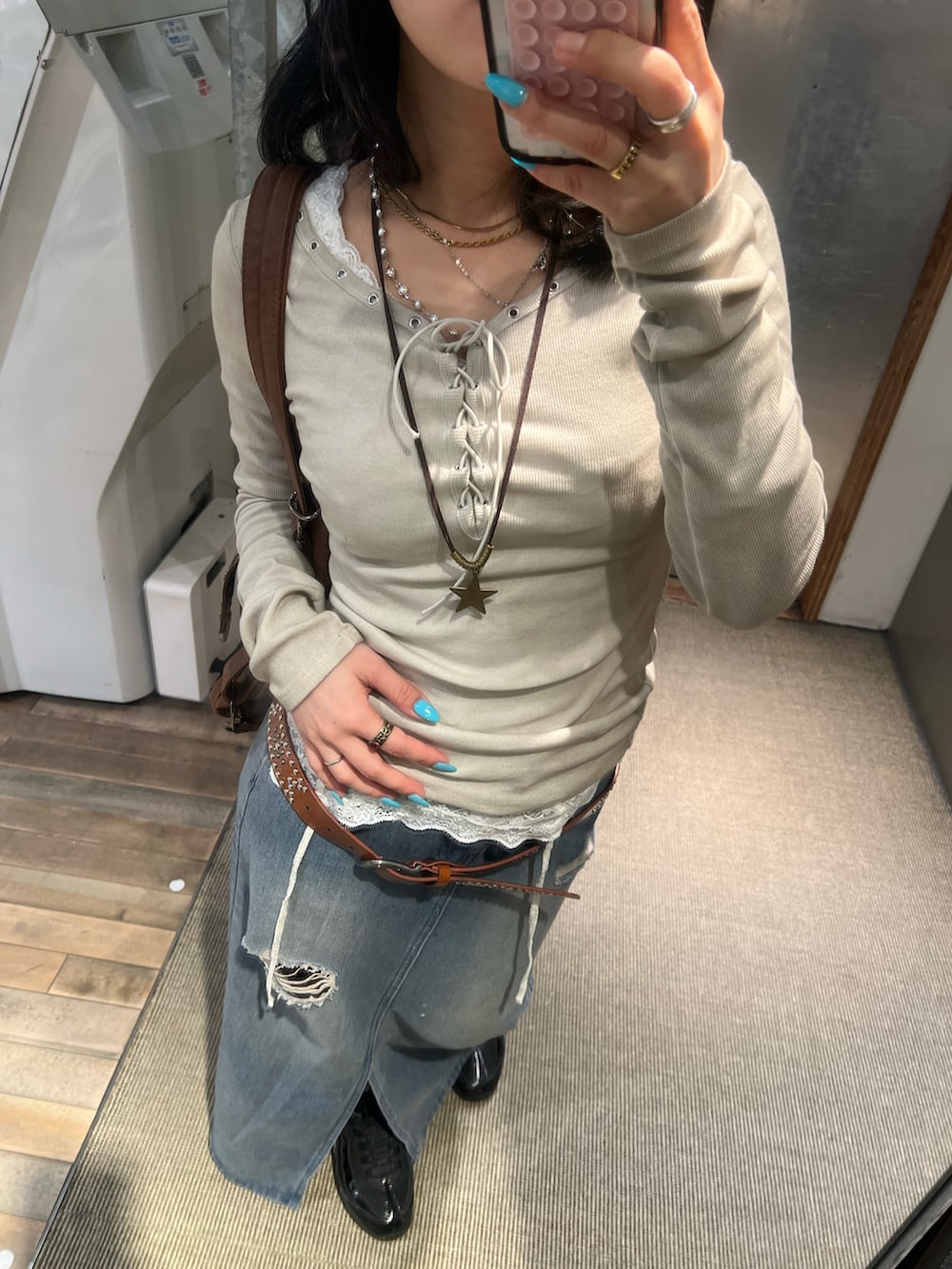 グレー系のTシャツ/カットソー、ホワイト系のTシャツ/カットソー、ブラック系のデニムスカートを着用したレディースの春コーディネートの2枚目の写真