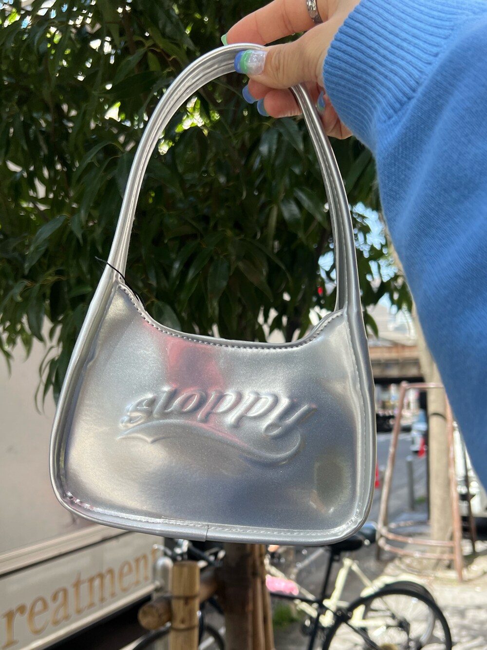 ブラック系のその他パンツ、ブルー系のニット/セーター、ホワイト系のその他パンツを着用したレディースの春コーディネートの5枚目の写真