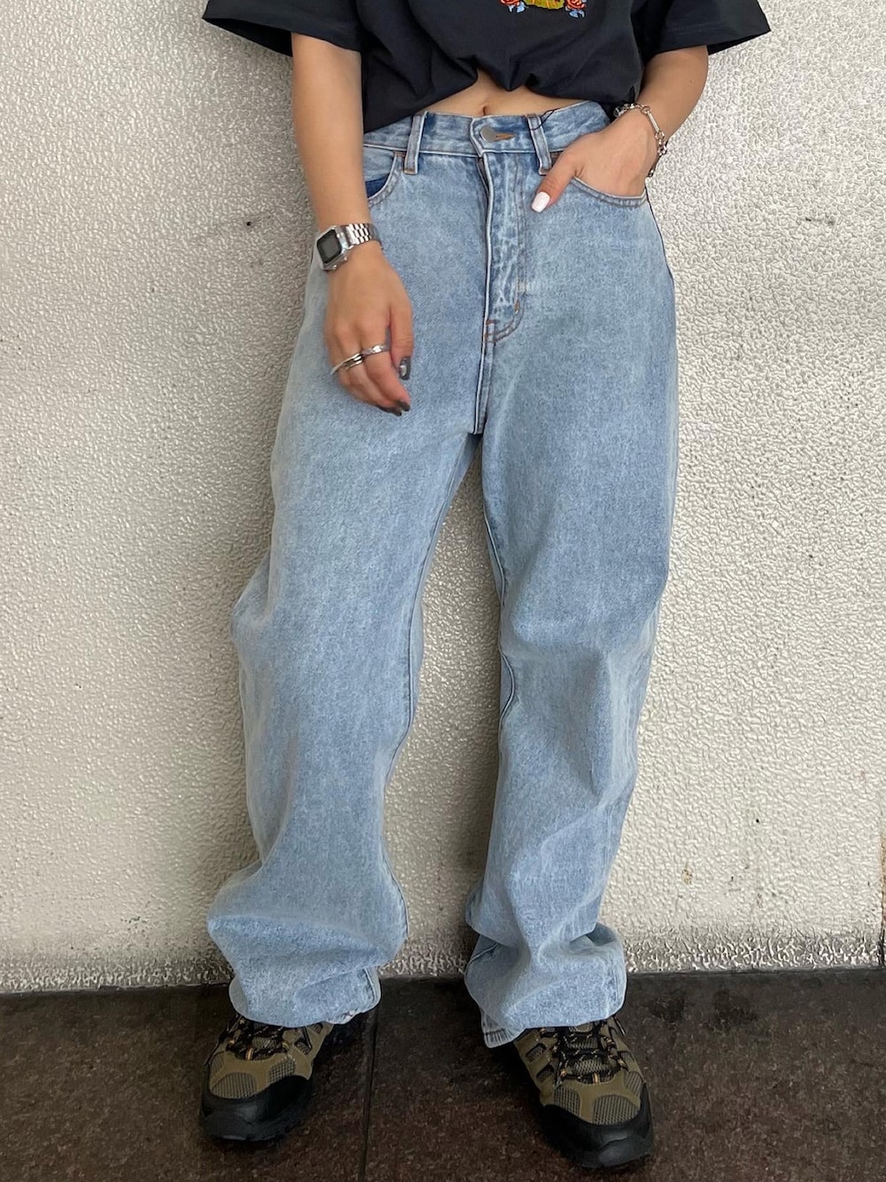 ブラック系のTシャツ/カットソー、ブルー系のデニムパンツ、シルバー系のネックレスを着用したレディースの夏コーディネートの3枚目の写真