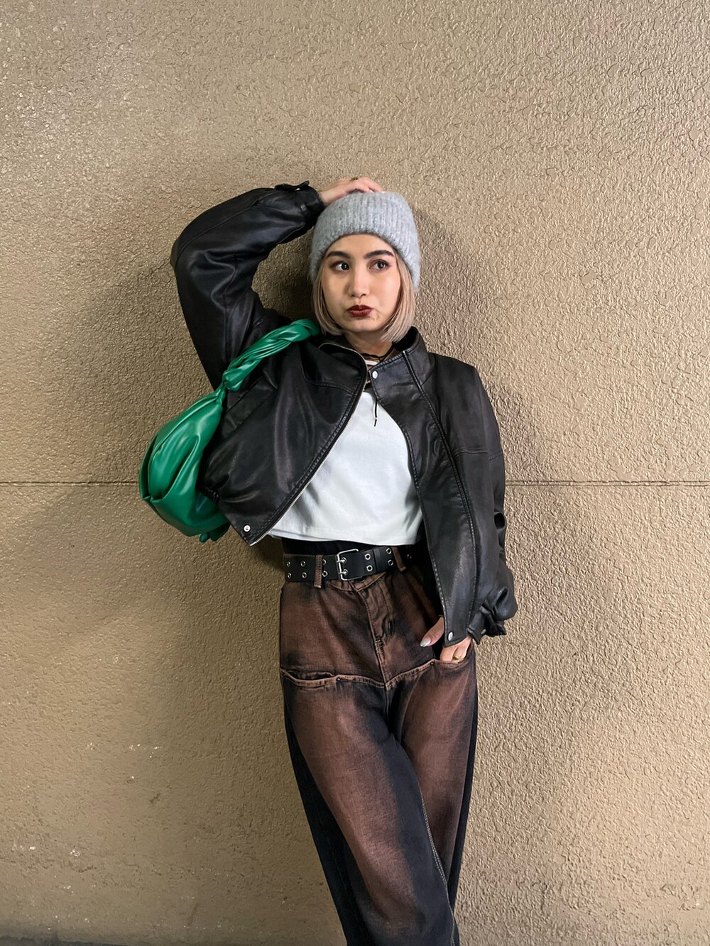 ブラック系のブルゾン、ブルー系のデニムパンツ、ホワイト系のTシャツ/カットソーを着用したレディースの冬コーディネートの3枚目の写真