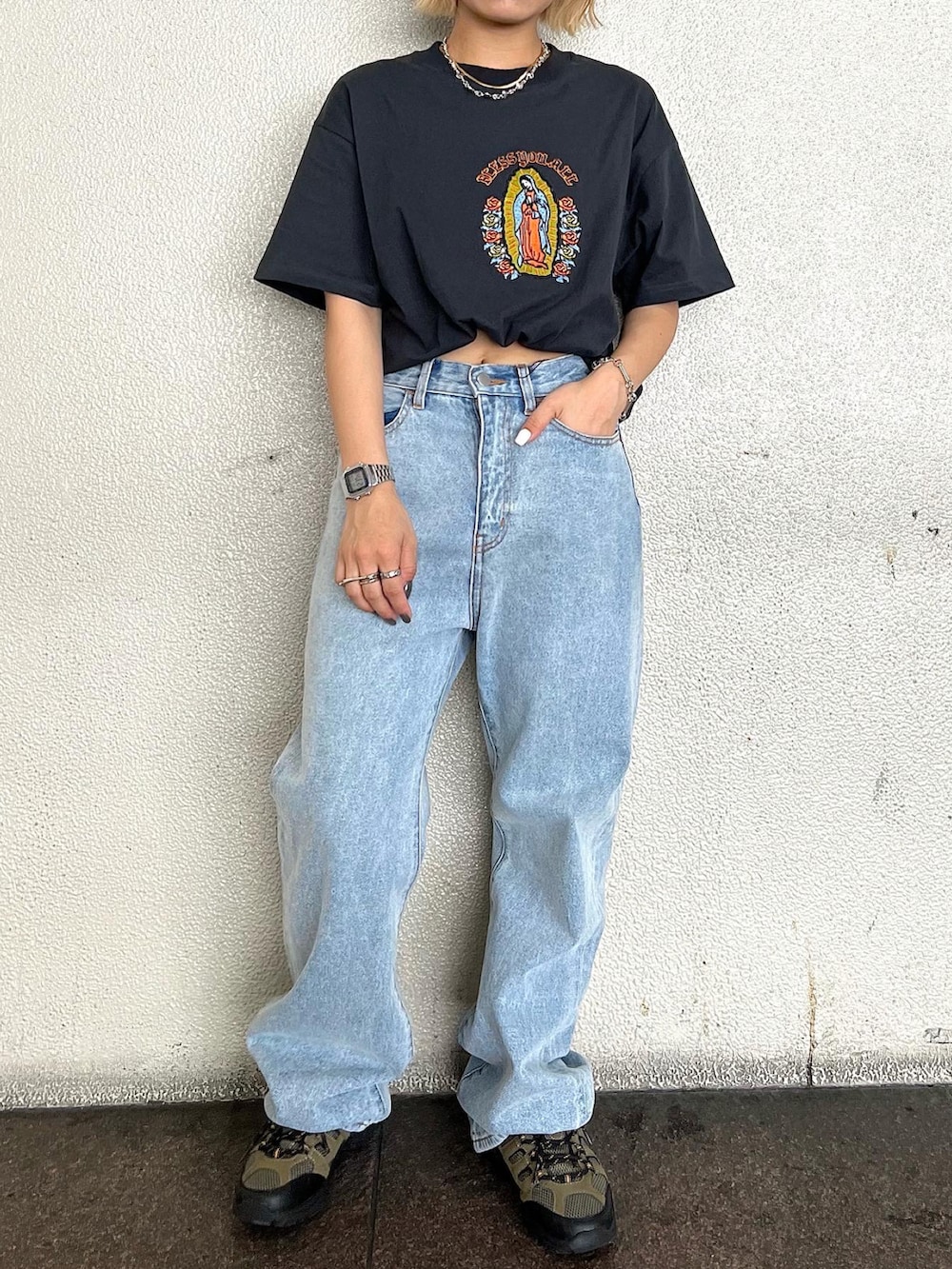 ブラック系のTシャツ/カットソー、ブルー系のデニムパンツ、シルバー系のネックレスを着用したレディースの夏コーディネートの2枚目の写真