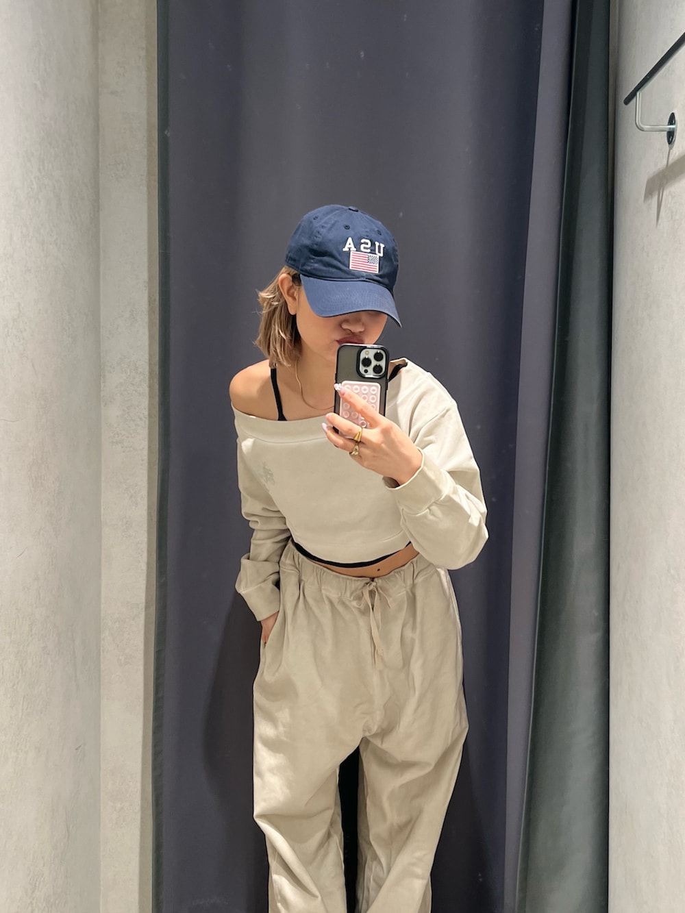 ホワイト系のスウェットパンツ、ホワイト系のスウェット、ブラウン系のブーツを着用したレディースの春コーディネートの2枚目の写真