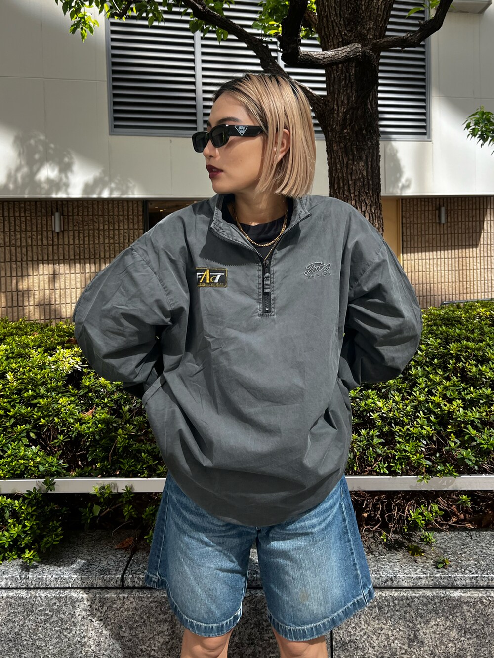 グレー系のシャツ/ブラウス、ブルー系のデニムパンツ、ブラック系のローファーを着用したレディースの秋コーディネートの2枚目の写真