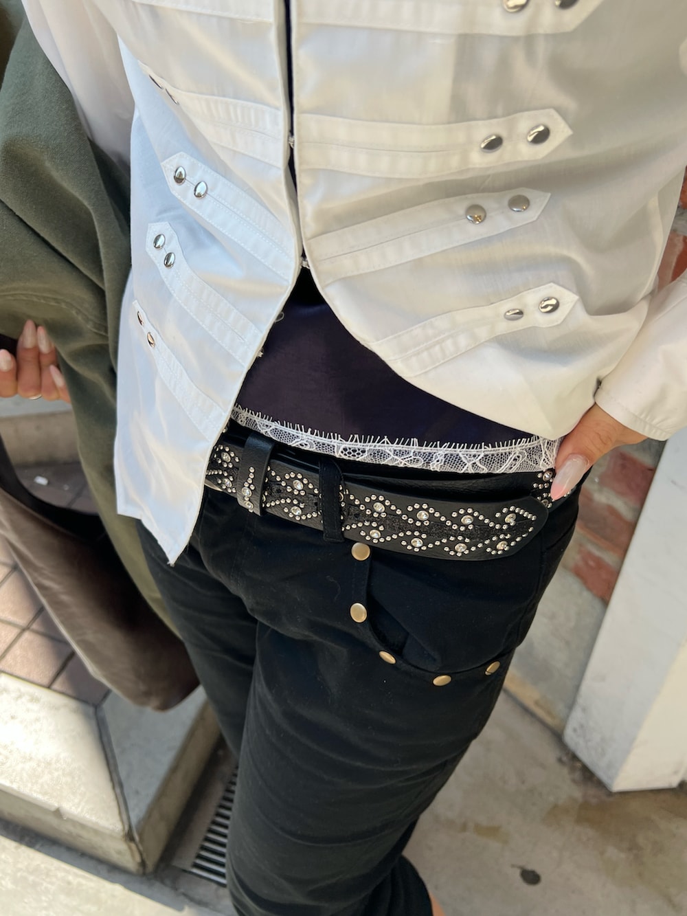 ホワイト系のシャツ/ブラウス、その他のデニムパンツ、ブラウン系のショルダーバッグを着用したレディースの春コーディネートの2枚目の写真