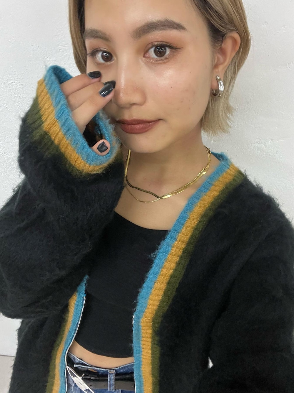 ブルー系のデニムパンツ、ブラック系のベルトを着用したレディースの夏コーディネートの3枚目の写真