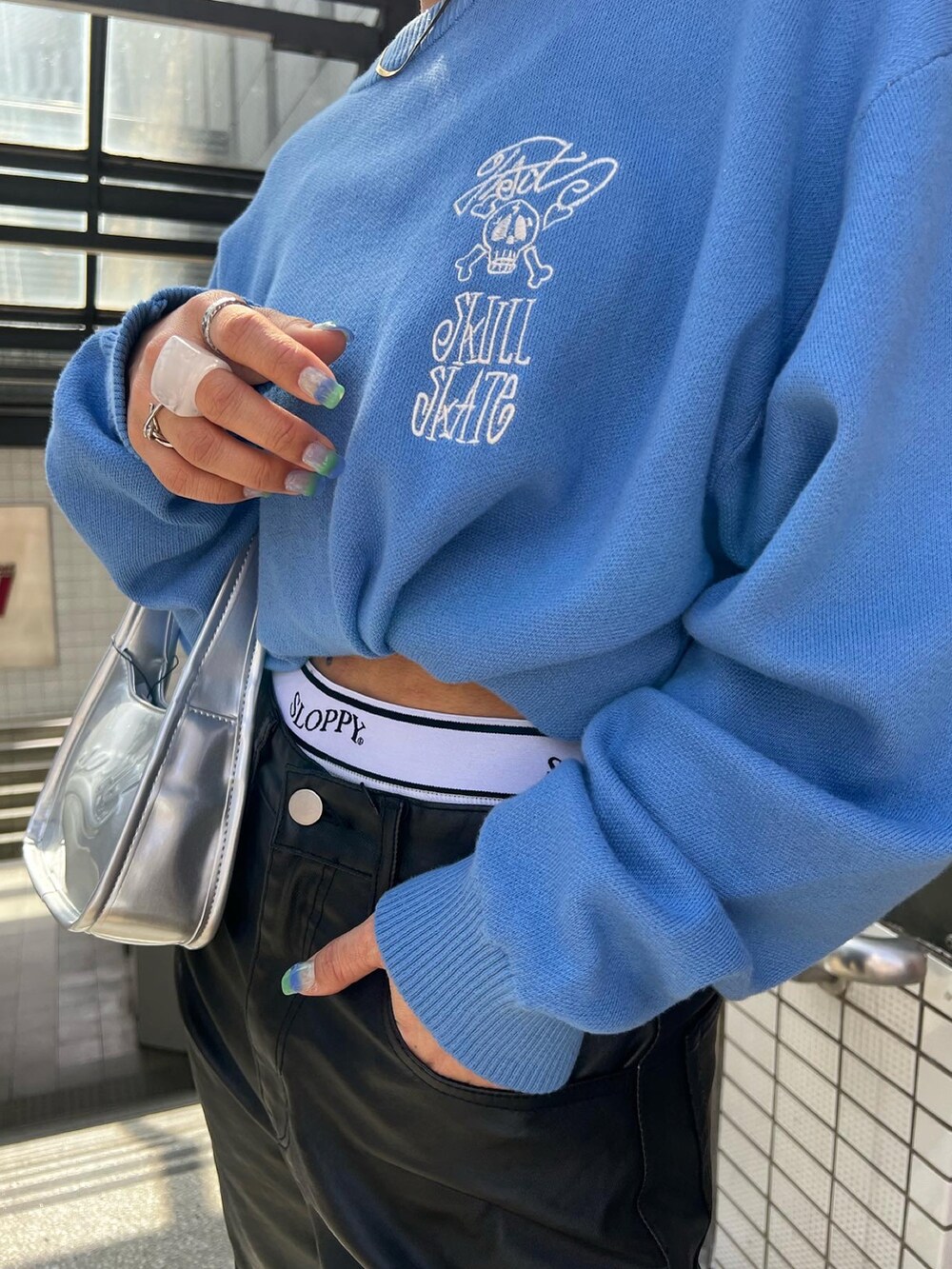 ブラック系のその他パンツ、ブルー系のニット/セーター、ホワイト系のその他パンツを着用したレディースの春コーディネートの3枚目の写真