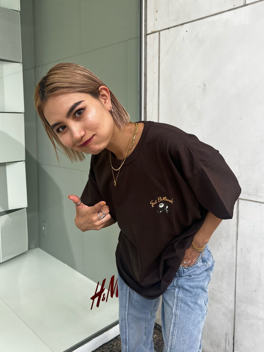 ブルー系のデニムパンツ、ブラウン系のTシャツ/カットソーを着用したレディースの夏コーディネートの2枚目の写真