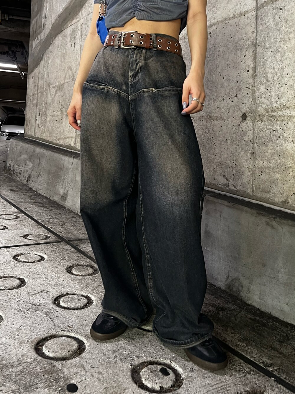 ブルー系のTシャツ/カットソー、ブルー系のデニムパンツを着用したレディースの夏コーディネートの3枚目の写真