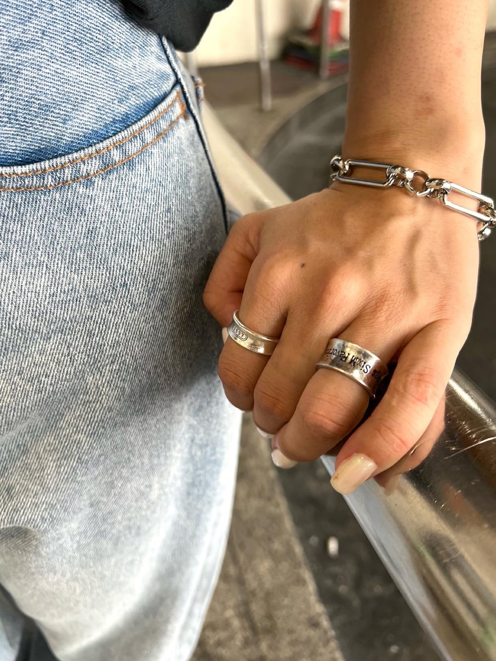 ブラック系のTシャツ/カットソー、ブルー系のデニムパンツ、シルバー系のネックレスを着用したレディースの夏コーディネートの4枚目の写真