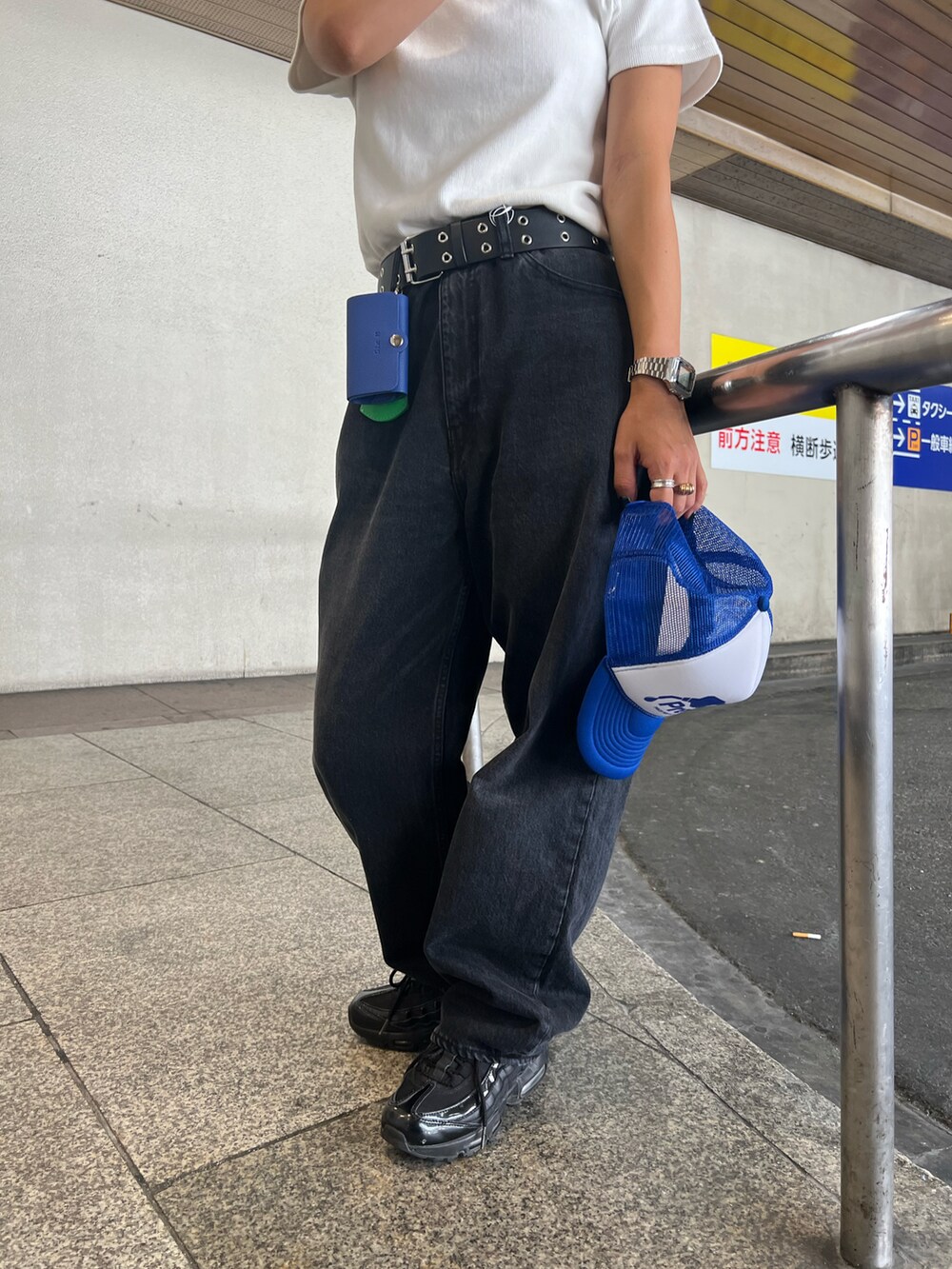 ホワイト系のTシャツ/カットソー、ブラック系のデニムパンツ、イエロー系のショルダーバッグを着用したレディースの夏コーディネートの4枚目の写真