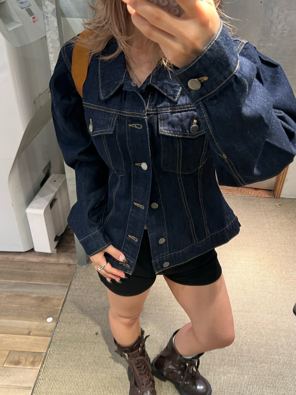 ブラウン系のブーツ、ブラック系のその他パンツ、ブルー系のデニムジャケットを着用したレディースの秋コーディネートの2枚目の写真