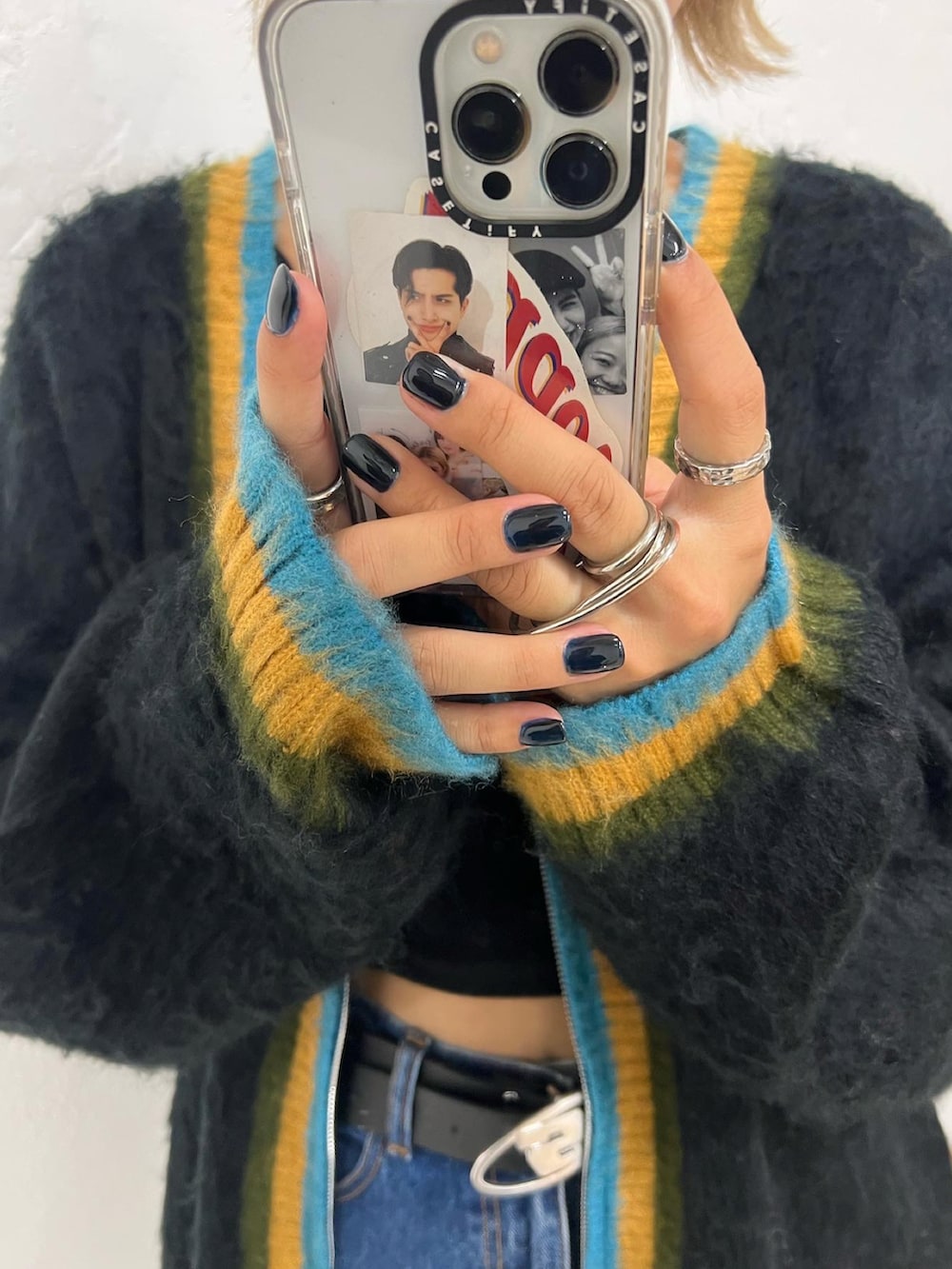ブルー系のデニムパンツ、ブラック系のベルトを着用したレディースの夏コーディネートの2枚目の写真