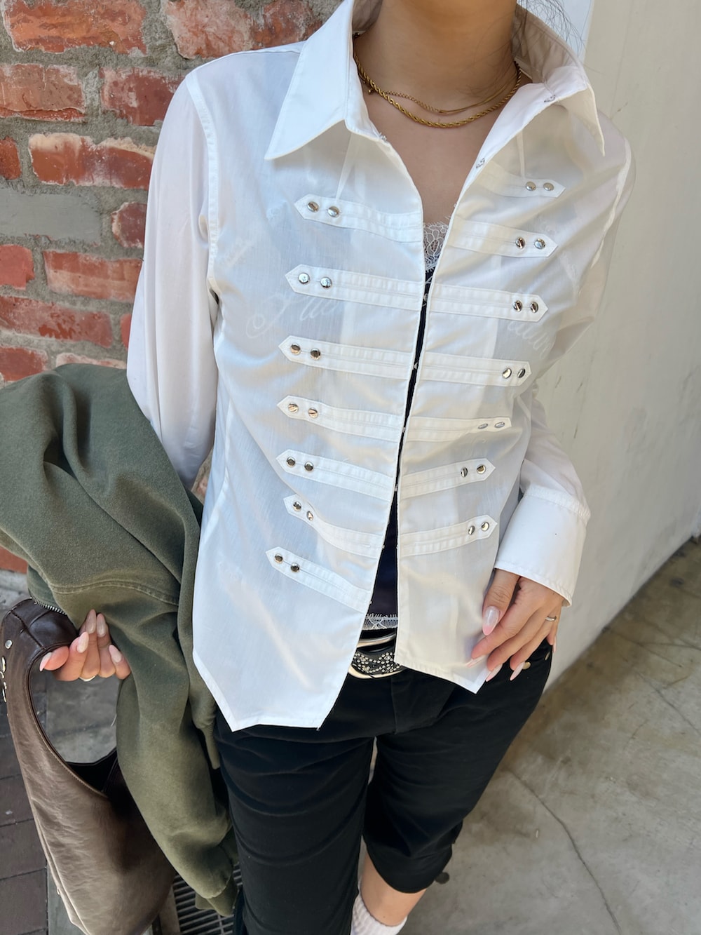 グリーン系のMA-1、ホワイト系のシャツ/ブラウス、ブラック系のその他パンツを着用したレディースの春コーディネートの4枚目の写真