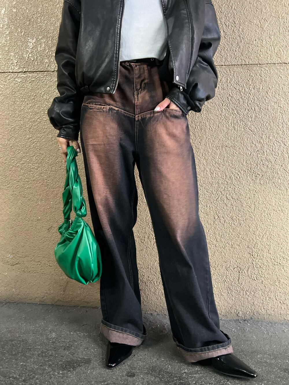 ブラック系のブルゾン、ブルー系のデニムパンツ、ホワイト系のTシャツ/カットソーを着用したレディースの冬コーディネートの4枚目の写真