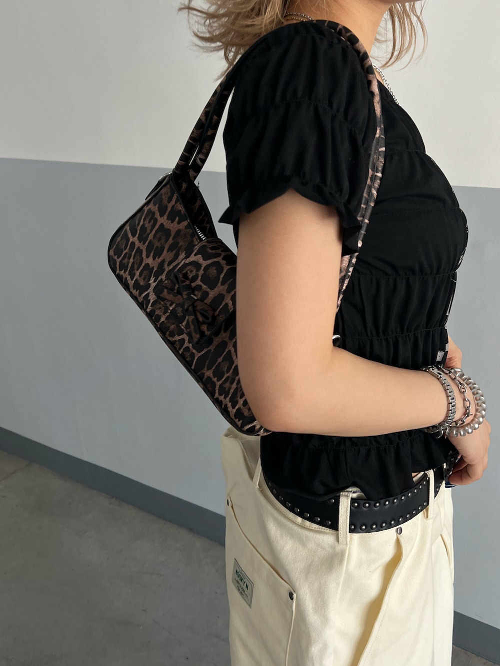 ホワイト系のその他パンツ、ブラック系のTシャツ/カットソー、ブラウン系のショルダーバッグを着用したレディースの夏コーディネートの3枚目の写真