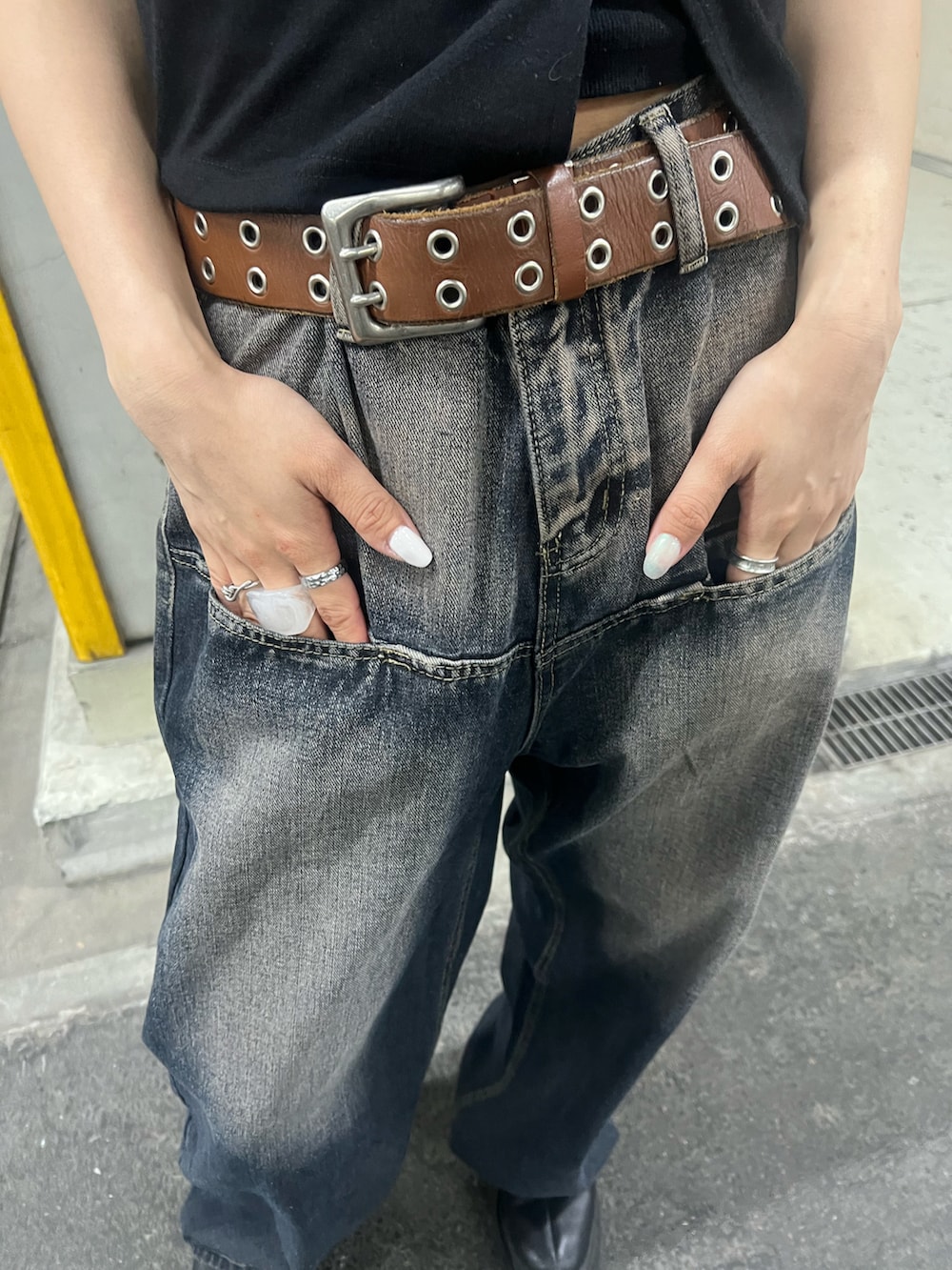 ブルー系のデニムパンツ、ブラック系のTシャツ/カットソーを着用したレディースの夏コーディネートの2枚目の写真