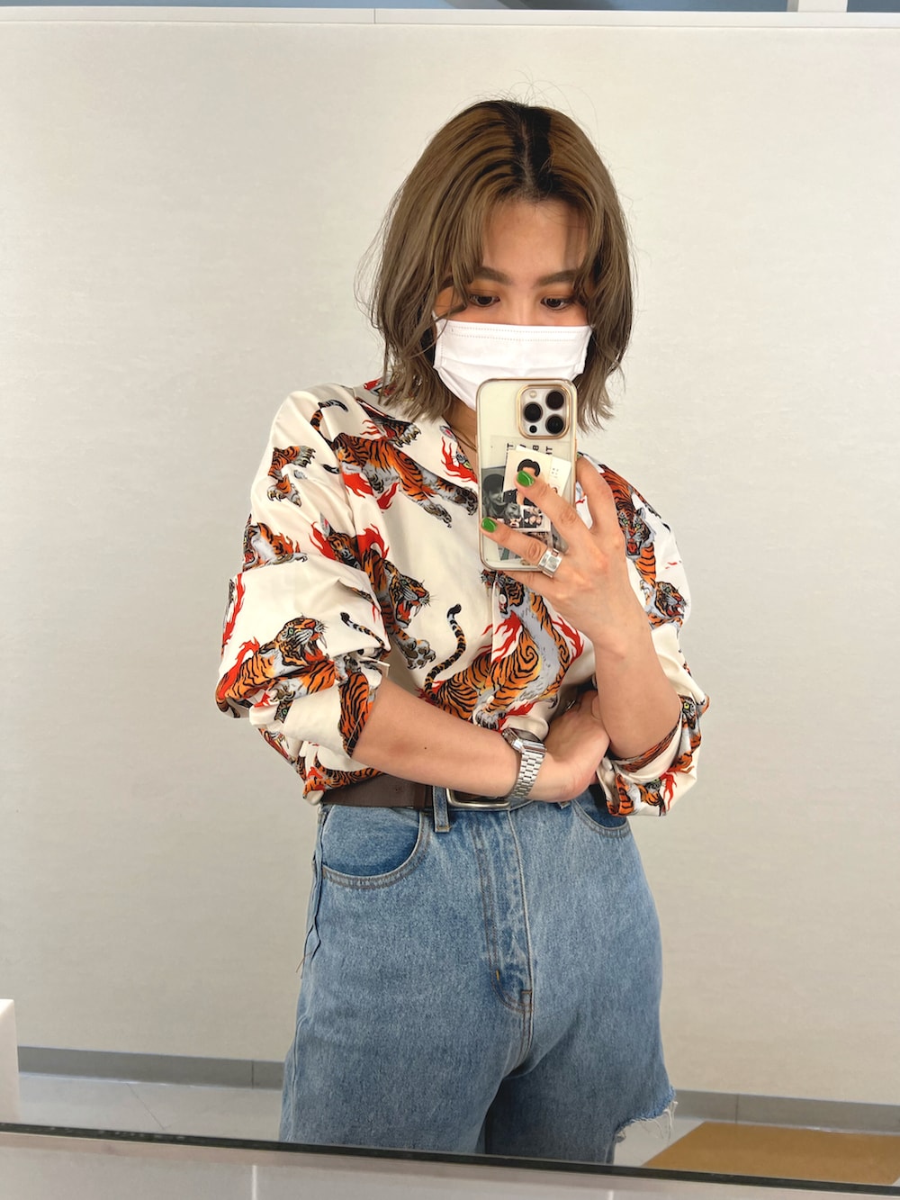 ブルー系のデニムパンツ、ホワイト系のシャツ/ブラウスを着用したレディースの春コーディネートの2枚目の写真