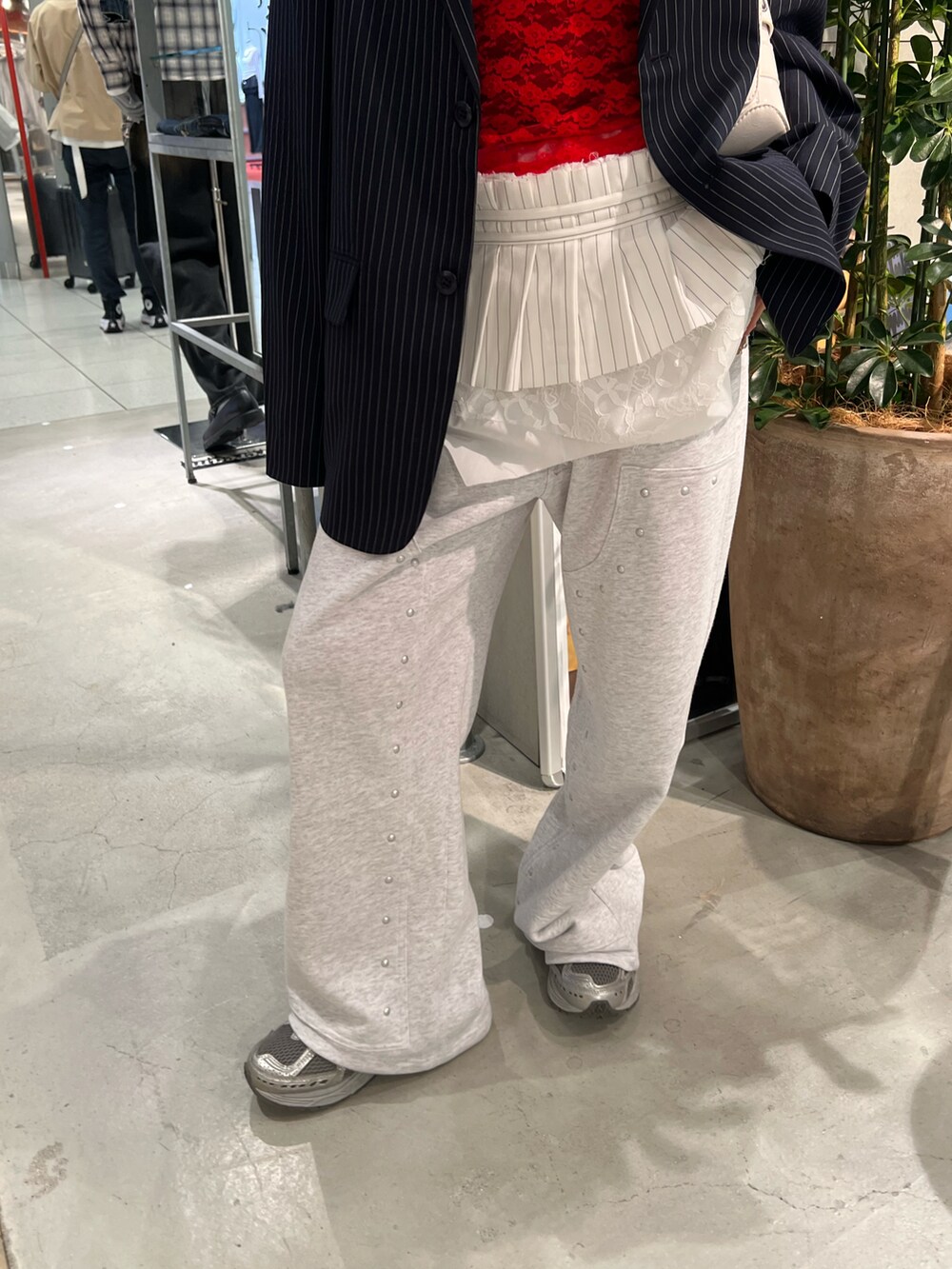 ブラック系のスウェットパンツ、レッド系のTシャツ/カットソー、ブルー系のテーラードジャケットを着用したレディースの春コーディネートの4枚目の写真