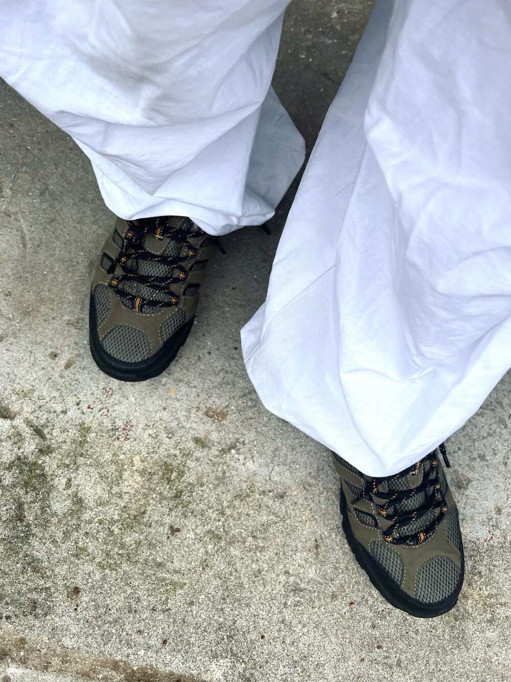 ブラック系のTシャツ/カットソー、ホワイト系のパンツ、グレー系のスニーカーを着用したレディースの夏コーディネートの4枚目の写真