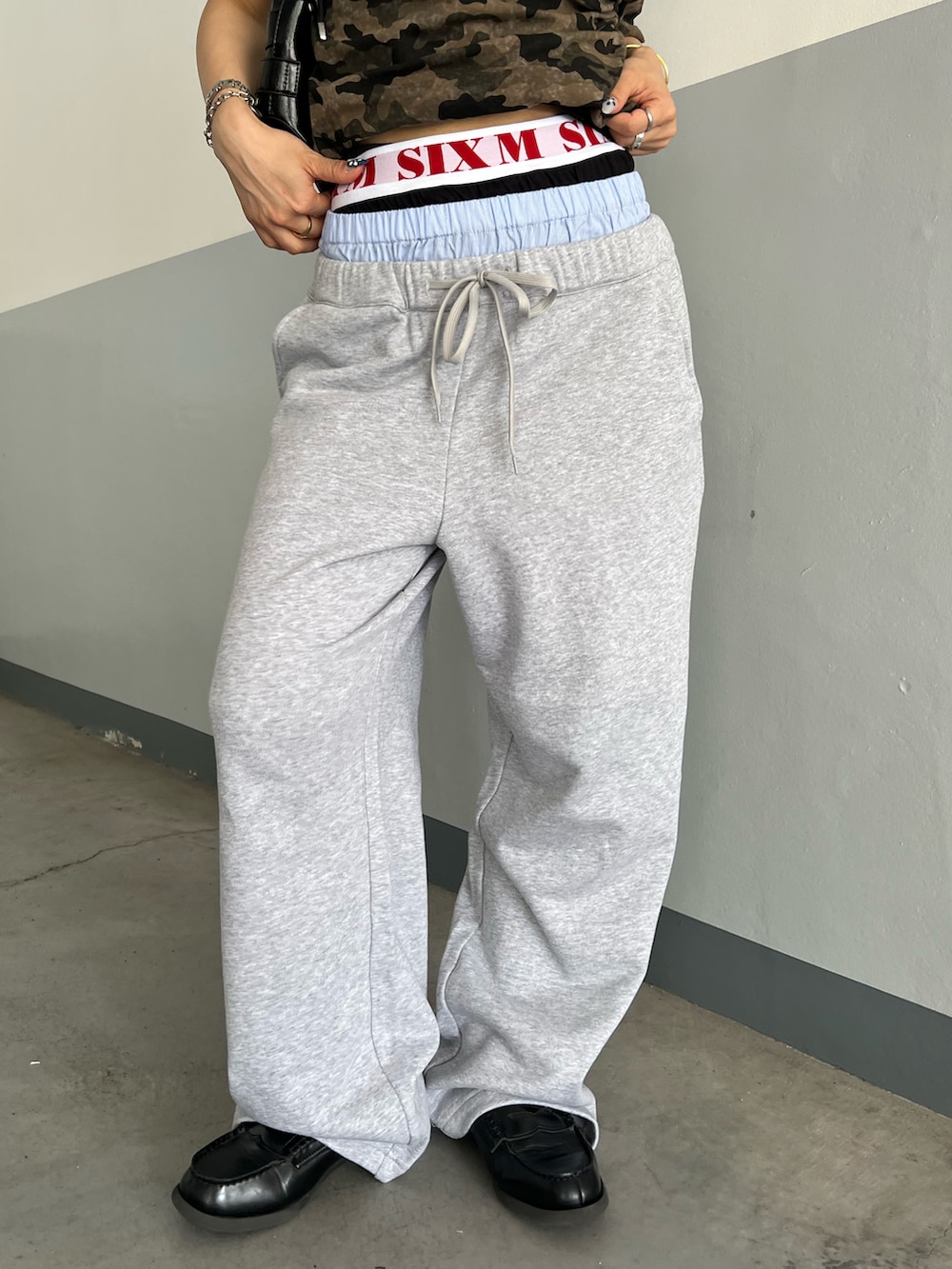 グリーン系のTシャツ/カットソー、グレー系のその他パンツ、ブラウン系のショルダーバッグを着用したレディースの夏コーディネートの4枚目の写真