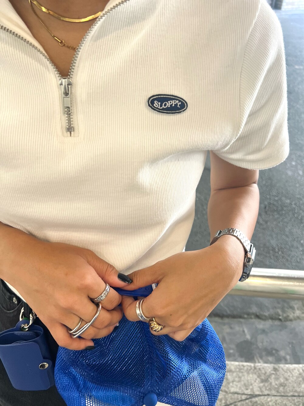 ホワイト系のTシャツ/カットソー、ブラック系のデニムパンツ、イエロー系のショルダーバッグを着用したレディースの夏コーディネートの2枚目の写真