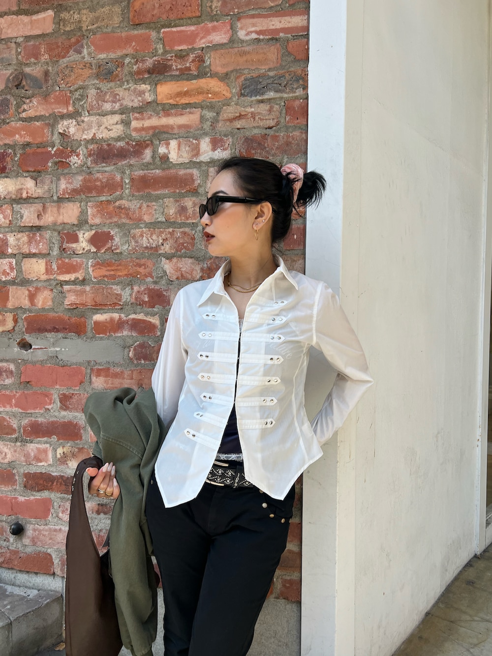 グリーン系のMA-1、ホワイト系のシャツ/ブラウス、ブラック系のその他パンツを着用したレディースの春コーディネートの3枚目の写真