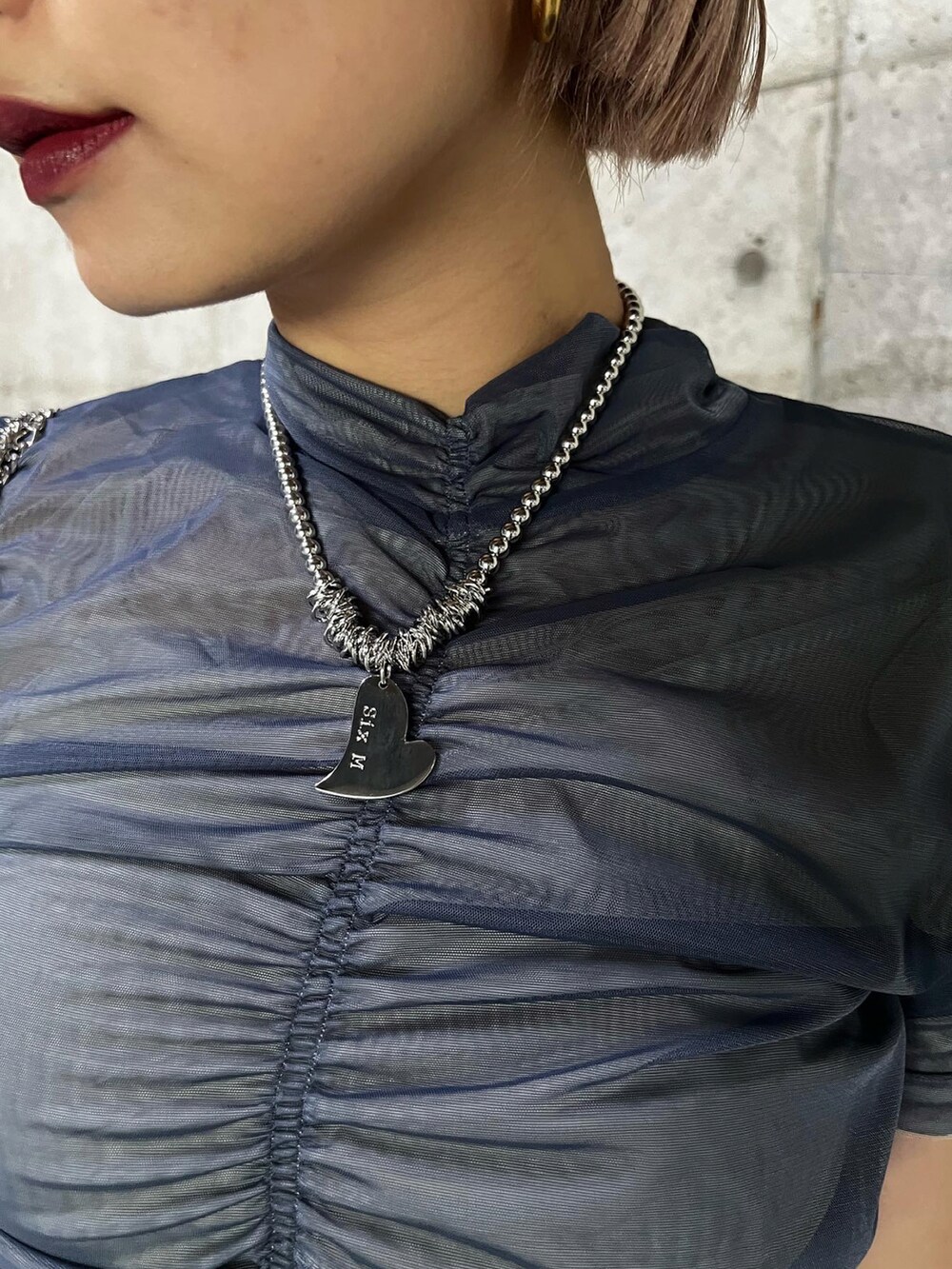 ブルー系のTシャツ/カットソー、ブルー系のデニムパンツを着用したレディースの夏コーディネートの5枚目の写真