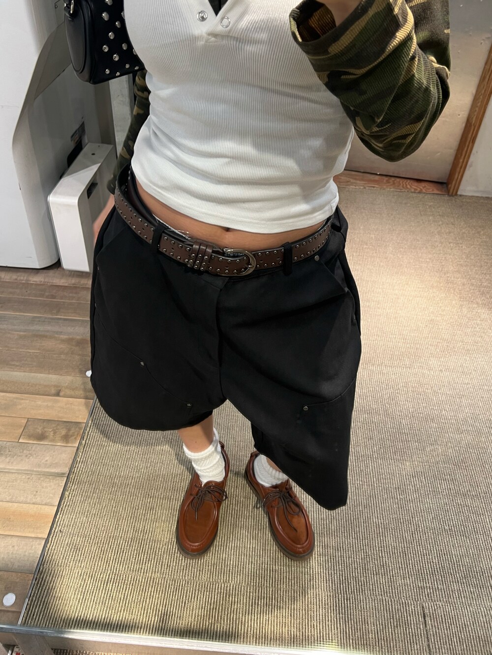 グリーン系のカーディガン/ボレロ、ホワイト系のタンクトップ、ブラック系のその他パンツを着用したレディースの秋コーディネートの3枚目の写真