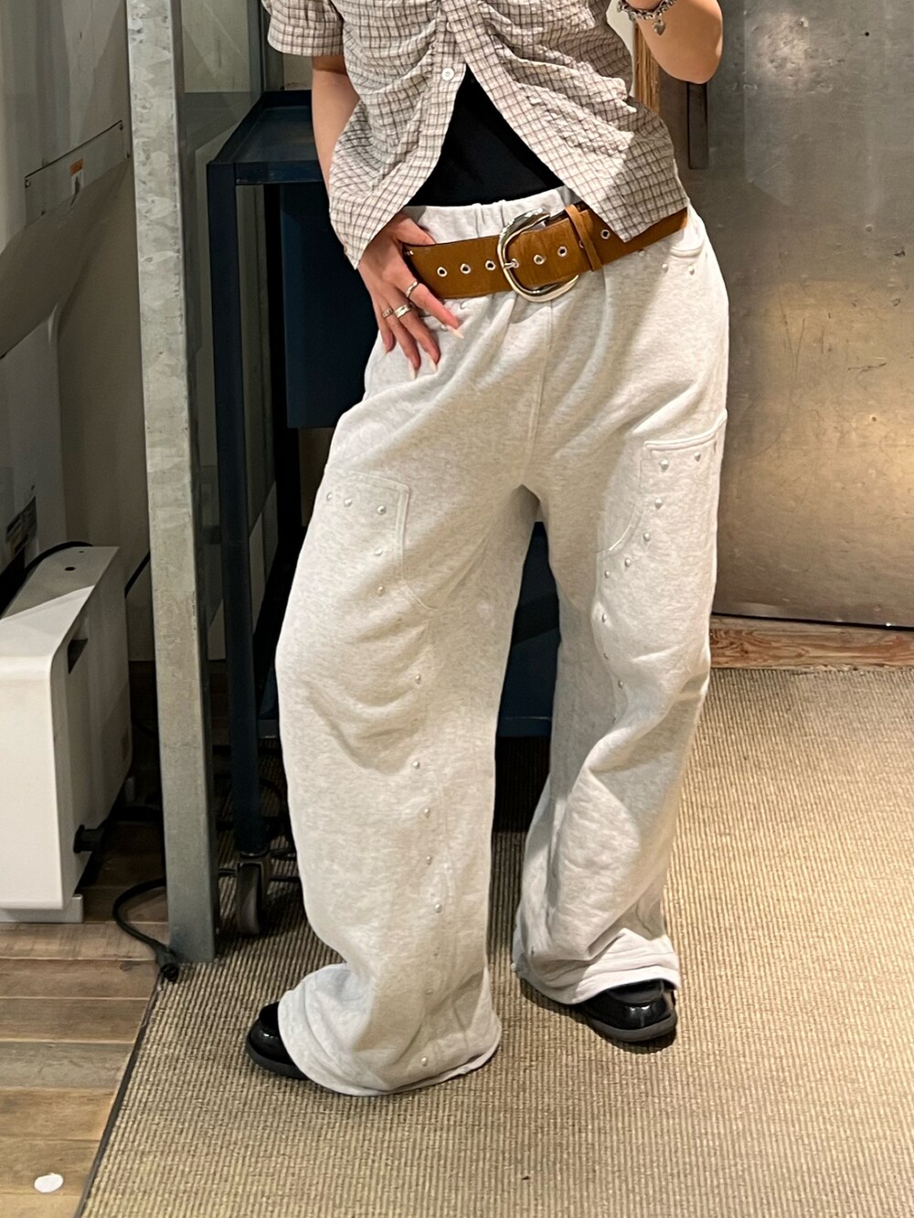 グレー系のスウェットパンツ、ホワイト系のシャツ/ブラウス、イエロー系のベルトを着用したレディースの夏コーディネートの3枚目の写真
