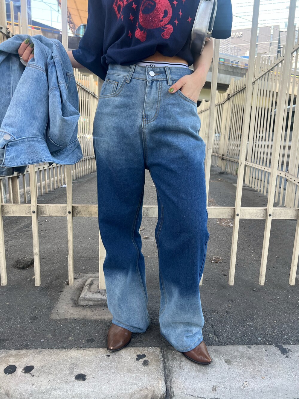 ブラック系のTシャツ/カットソー、ブルー系のデニムジャケット、ブルー系のデニムパンツを着用したレディースの春コーディネートの2枚目の写真