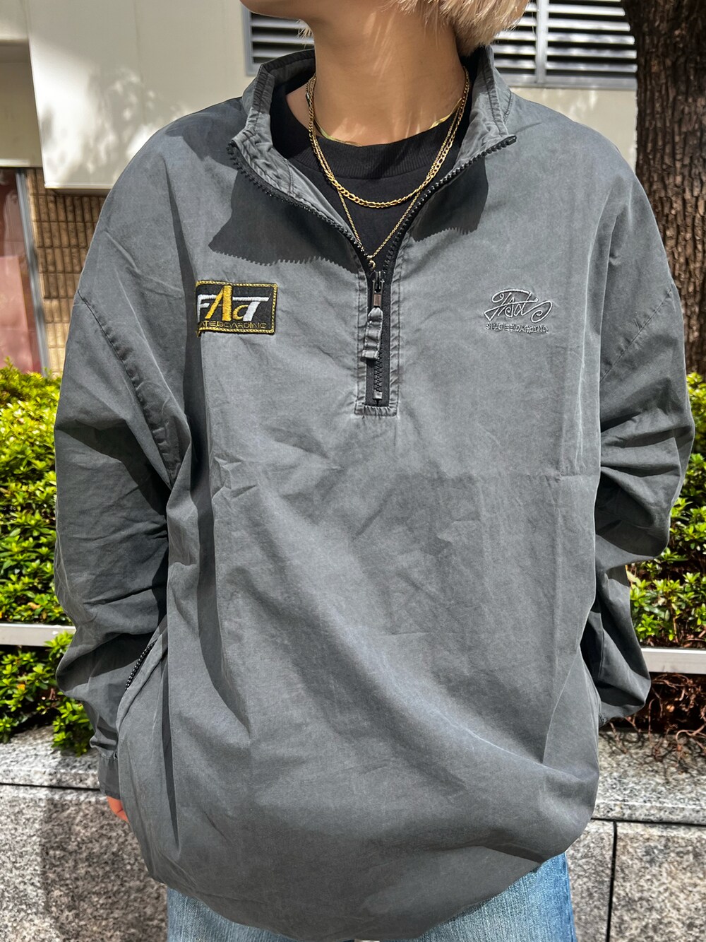 グレー系のシャツ/ブラウス、ブルー系のデニムパンツ、ブラック系のローファーを着用したレディースの秋コーディネートの3枚目の写真