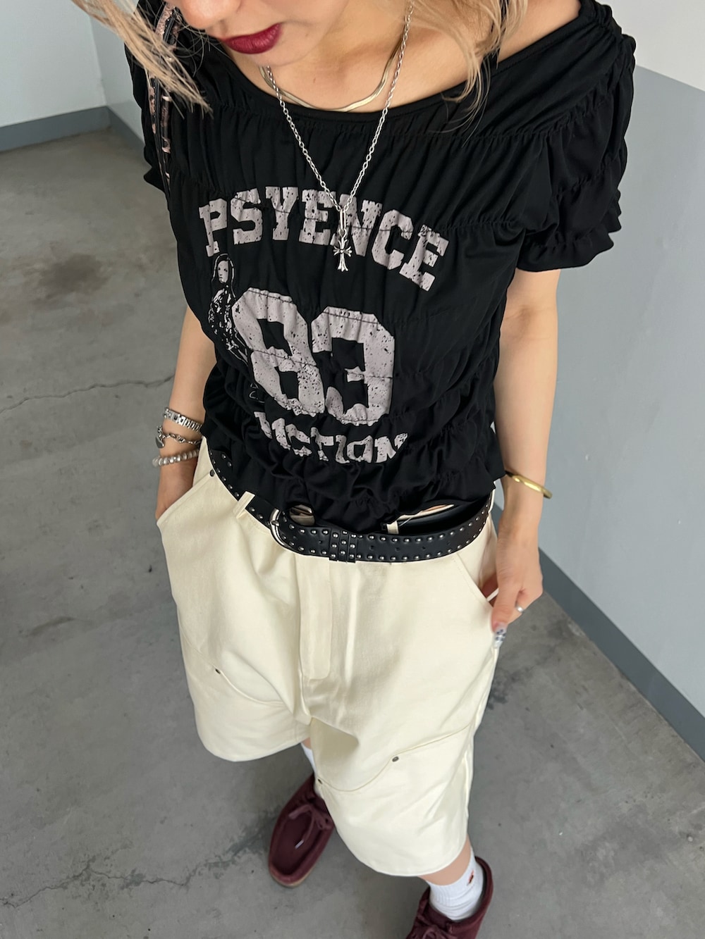 ホワイト系のその他パンツ、ブラック系のTシャツ/カットソー、ブラウン系のショルダーバッグを着用したレディースの夏コーディネートの2枚目の写真