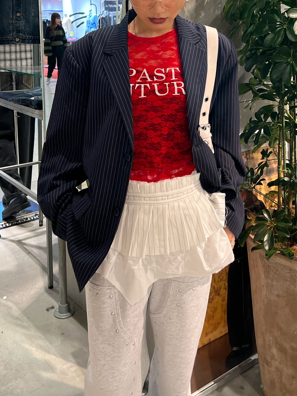 ブラック系のスウェットパンツ、レッド系のTシャツ/カットソー、ブルー系のテーラードジャケットを着用したレディースの春コーディネートの5枚目の写真