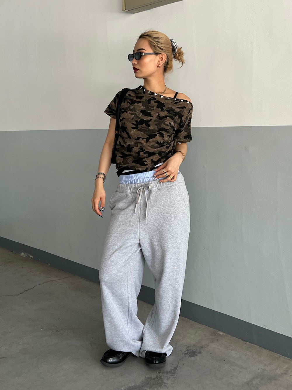 グリーン系のTシャツ/カットソー、グレー系のその他パンツ、ブラウン系のショルダーバッグを着用したレディースの夏コーディネートの2枚目の写真