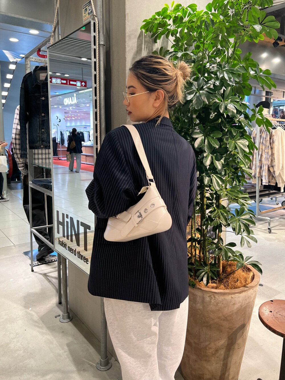 ブラック系のスウェットパンツ、レッド系のTシャツ/カットソー、ブルー系のテーラードジャケットを着用したレディースの春コーディネートの3枚目の写真