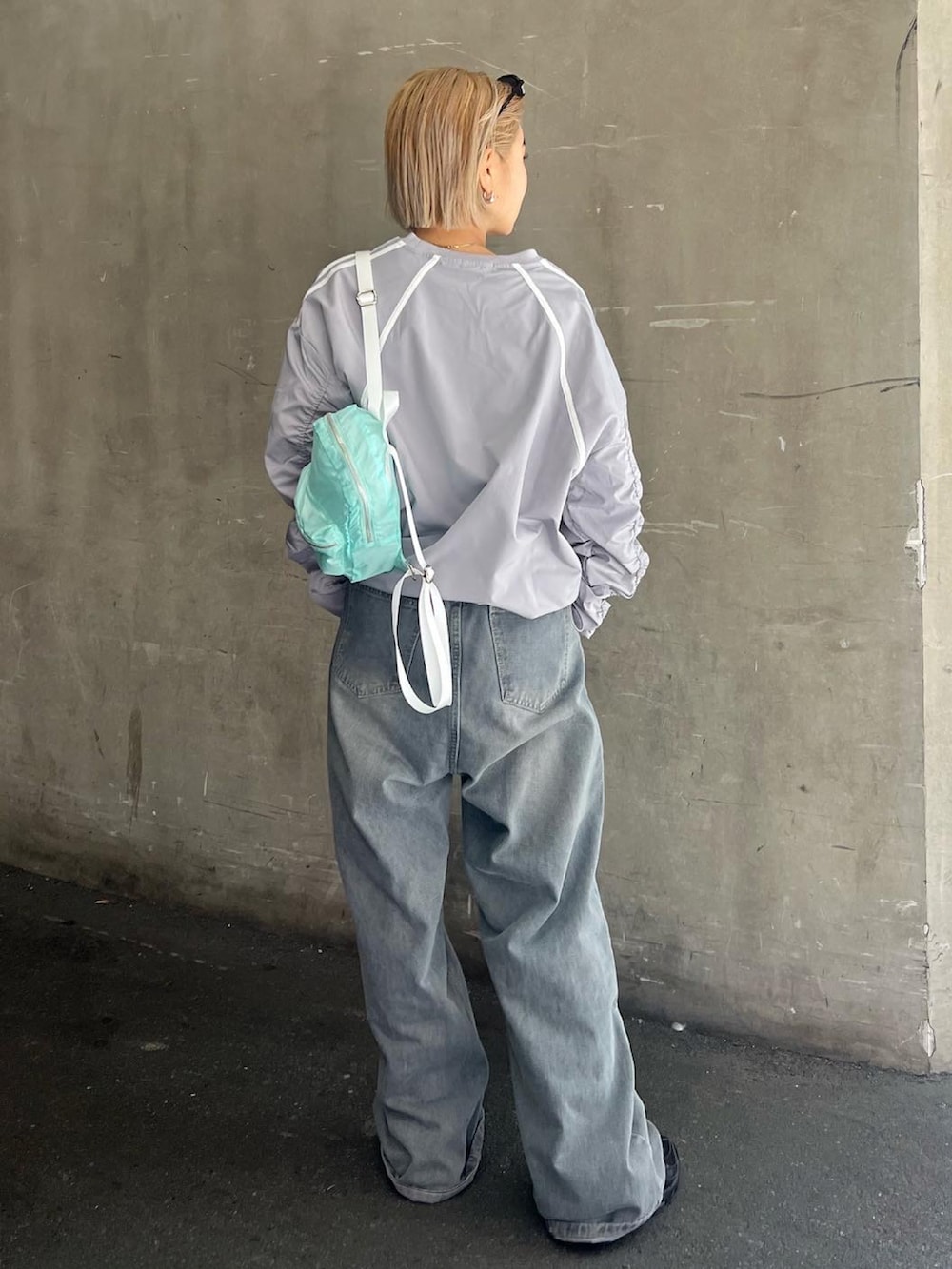 「グレー、グレーコーデ、似合うラボに行こう、春コーデ、ストリート、メンズライク、ナイロン、スポーツミックス、WHO’S WHO gallery」｜「WHO'S WHO galleryの【SLOPPY/スロッピー】ナイロンギャザータックプルオーバー（Tシャツ/カットソー、グレー系）」を使った、CHIHONさん（レディース・158cm）の冬コーディネートの2枚目の写真