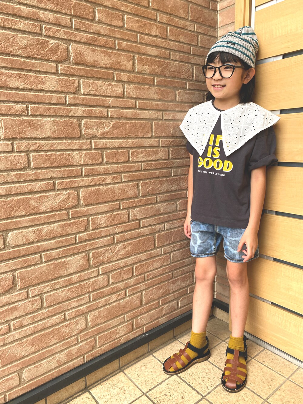 グレー系のTシャツ/カットソーを着用したキッズの夏コーディネートの2枚目の写真