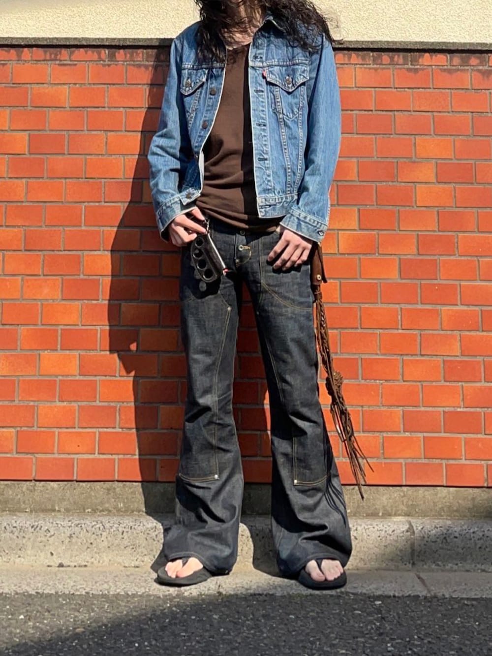 ブルー系のデニムパンツを着用したメンズの春コーディネートの2枚目の写真