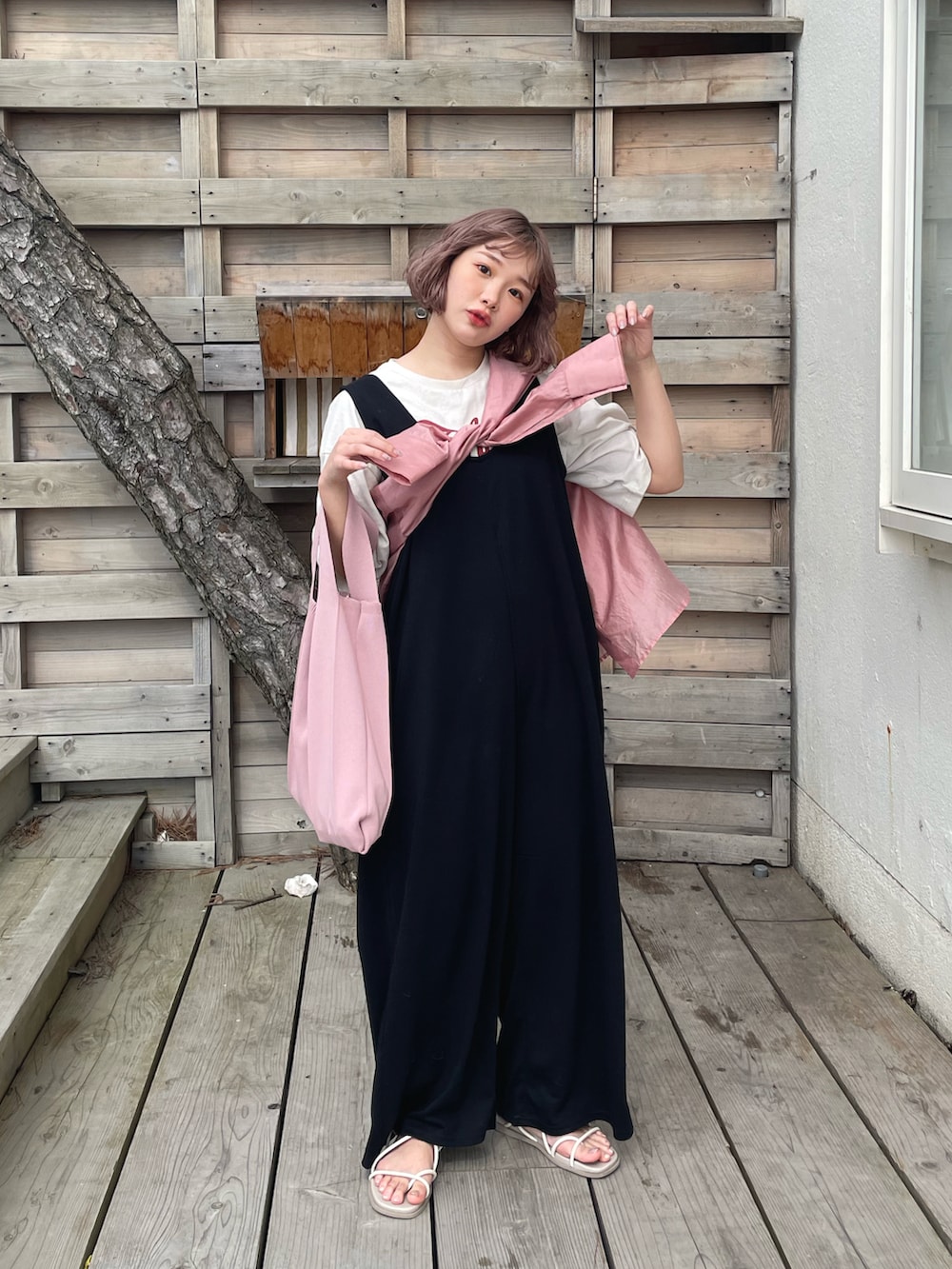 「ラクチンコーデ、夏コーデ、ピンク、低身長、黒、サンダル、ユニクロ、トートバッグ、ラフ、きりまる、UNIQLO、サロペット、ロゴT、オーバーオール」｜「ANEMONEのシンプルニットのトートバッグ[M]（トートバッグ、ピンク系）」を使った、きりまるさん（レディース・154cm）の夏コーディネートの3枚目の写真