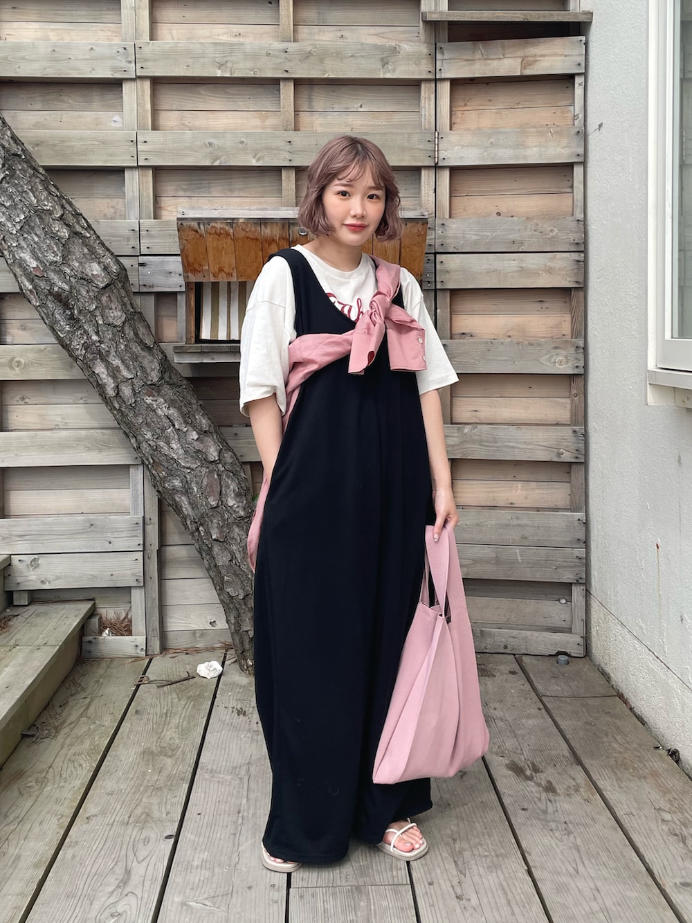 「ラクチンコーデ、夏コーデ、ピンク、低身長、黒、サンダル、ユニクロ、トートバッグ、ラフ、きりまる、UNIQLO、サロペット、ロゴT、オーバーオール」｜「ANEMONEのシンプルニットのトートバッグ[M]（トートバッグ、ピンク系）」を使った、きりまるさん（レディース・154cm）の夏コーディネートの2枚目の写真
