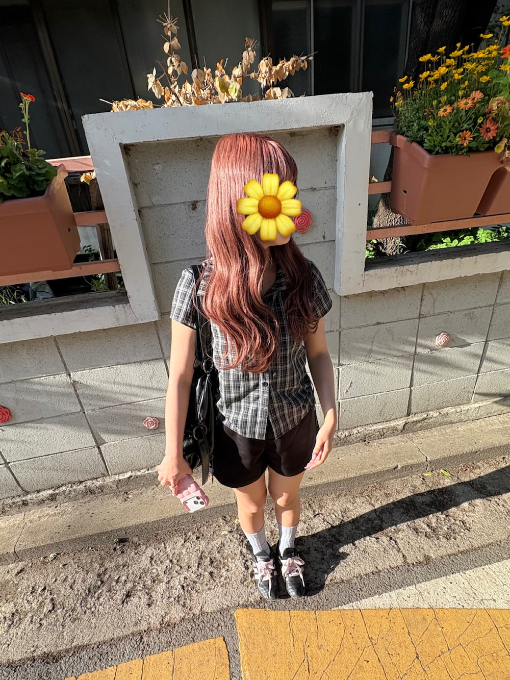 その他のシャツ/ブラウス、ブラック系のその他パンツ、ブラック系のスニーカーを着用したレディースの夏コーディネートの2枚目の写真