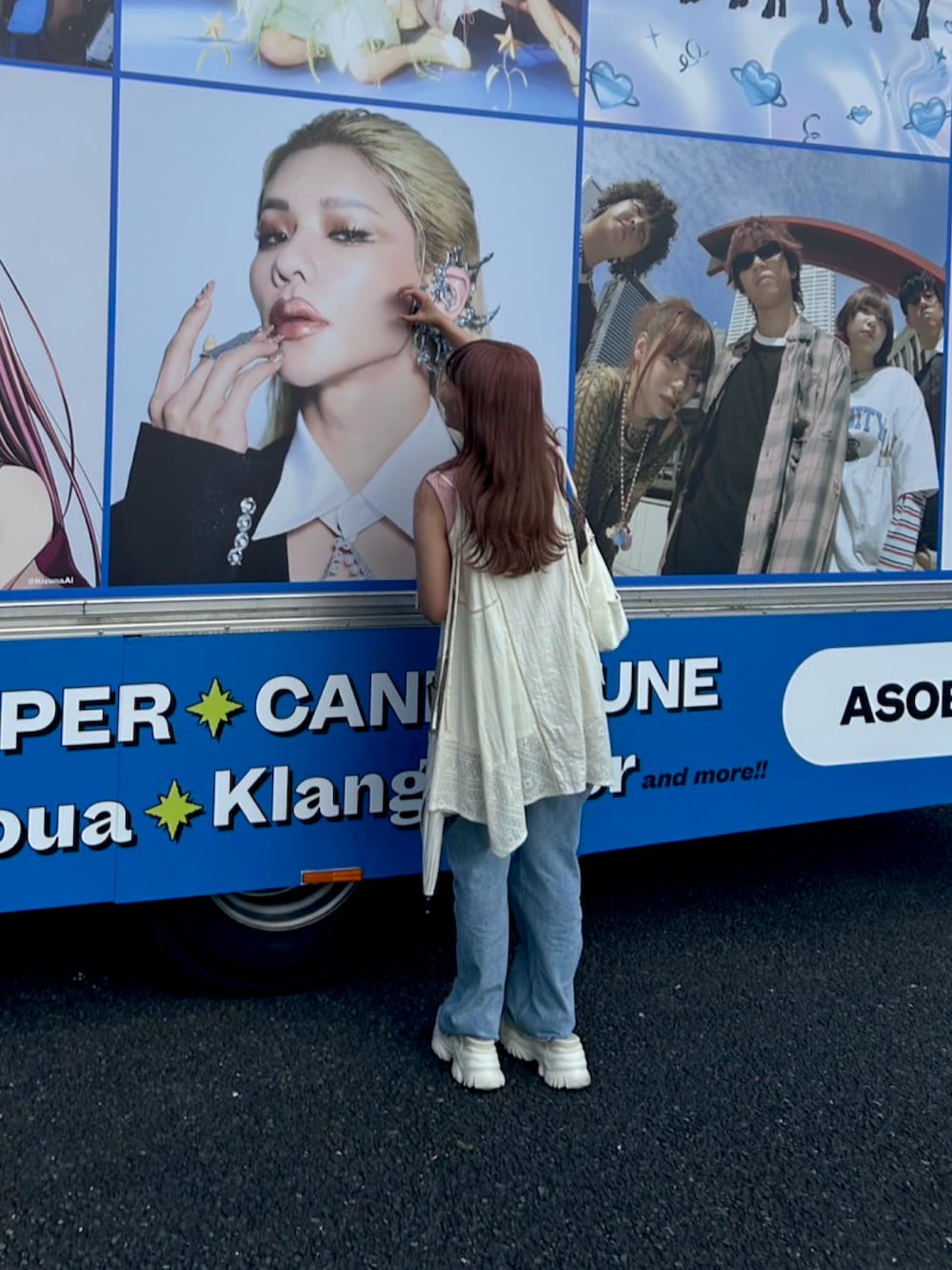 ピンク系のタンクトップ、ベージュ系のワンピース/ドレス、ブルー系のデニムパンツを着用したレディースの夏コーディネートの2枚目の写真