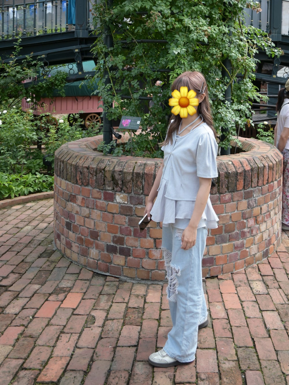 ブルー系のカーディガン/ボレロ、ブルー系のデニムパンツ、ブラック系のトートバッグを着用したレディースの夏コーディネートの2枚目の写真